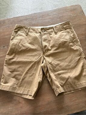 Old Navy Men's Flat-Front Chino Shorts in Khaki